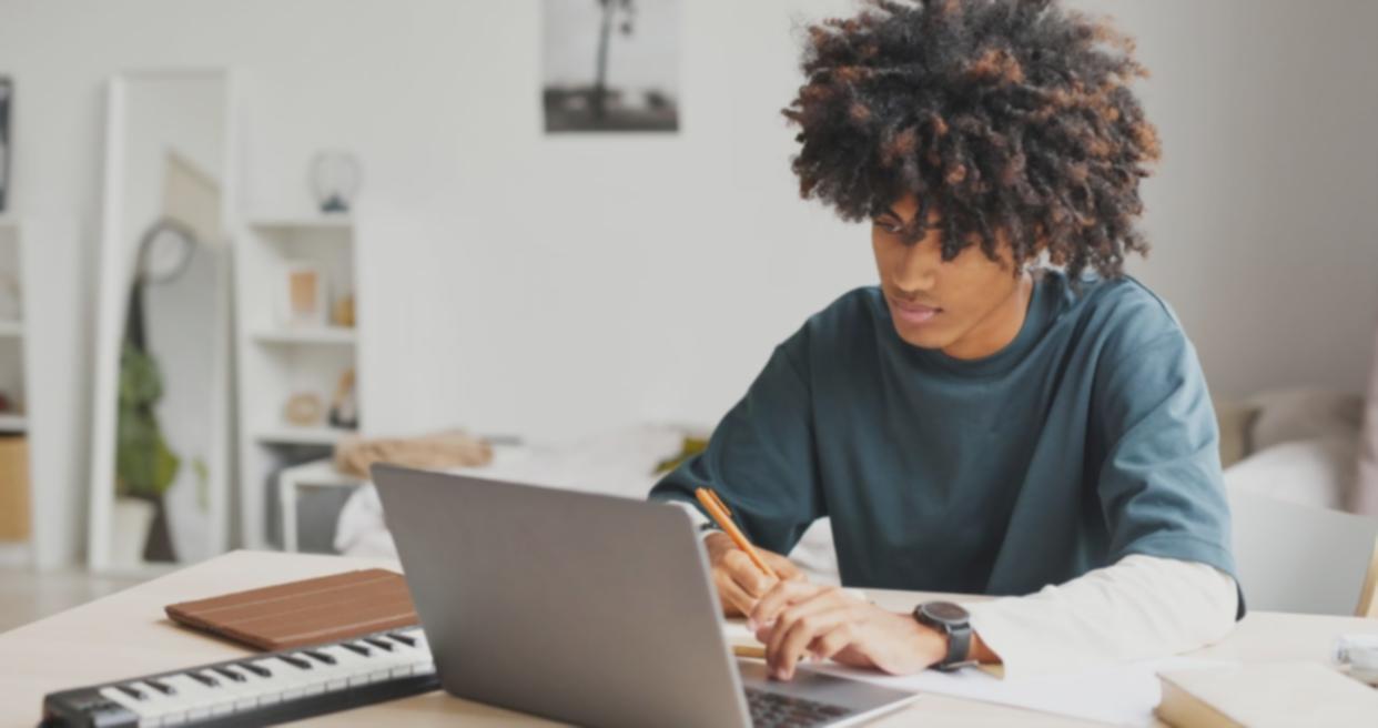 Videoschnittkurs bei Brevoxaris – Arbeitsplatz mit Monitor und Schnittsoftware